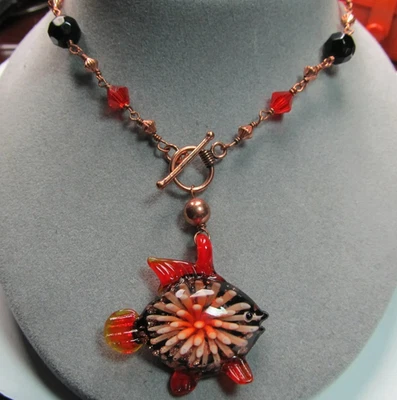 Collar con cierre de palanca de cobre genuino colgante pisapapeles rojo negro pez de vidrio Foto 1 de 4
