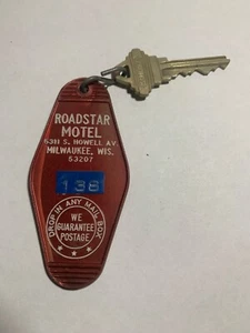 Llavero y llave de habitación de hotel Roadstar Motel Milwaukee Wisconsin #138 - Imagen 1 de 2