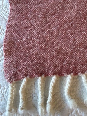 Tiro de lana tejido a mano con flecos 43x61 color rosa oxidado Foto 1 de 3
