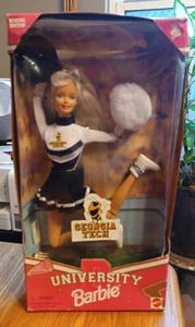 Chaqueta amarilla Georgia Tech 1996 animadora Barbie Mattel caja dañada - Imagen 1 de 6