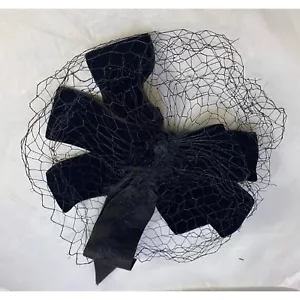 #4654 Facinador de arco de terciopelo negro vintage con malla algunos daños - Imagen 1 de 5