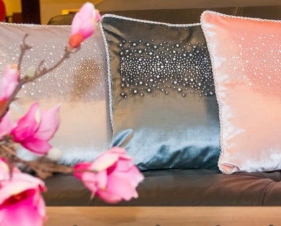 Dekokissen"Iris", Grau/Silber, Samt, Strasssteine, 45 cm x 45 cm, mit Füllung - Bild 1 von 4