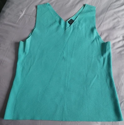 Due Per Due Women's Size Large Light Green Sleeveless V-Neck Knit Top - Image 1 of 4