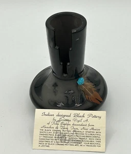 Jarrón de cerámica negro indio Tiwa de Lorenza Vigil - Detalle de pluma y turquesa - Imagen 1 de 9