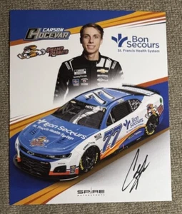 Tarjeta postal de héroe firmada por Carson Hocevar 2024 Ben Secours NASCAR CERTIFICADO DE AUTENTICIDAD - Imagen 1 de 3