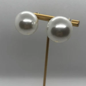 Aretes grandes blancos de perlas sintéticas bola redonda tono plata postes para mujer clásicos - Imagen 1 de 14