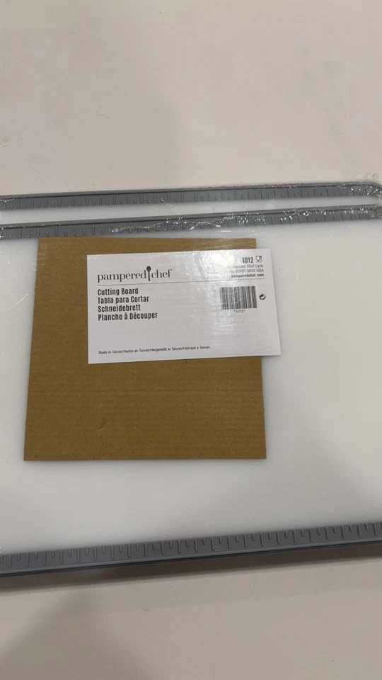 Tabla de cortar Pampered Chef #1012 nueva en paquete 9 x 13 pulgadas polipropeno con reglas laterales Foto 1 de 2