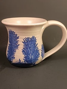 Ancienne tasse peinte plume bleue poterie d'art signée - Photo 1/10