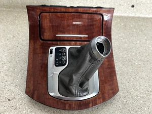 07 09 INFINITI G35 EN CONSOLA CENTRAL PALANCA DE CAMBIOS BISEL GRANO MADERA OEM - Imagen 1 de 4