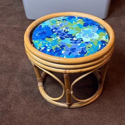 MCM Reposapiés de bambú ratán otomano con cojín hawaiano vintage Foto 1 de 4