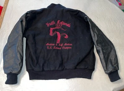 De colección 1993 MV Sport Horse Campeonato Nacional Lana Cuero Chaqueta Universitaria Negro Foto 1 de 4
