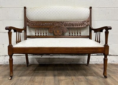 Sofá tapizado antiguo tallado con respaldo de husillo Foto 1 de 4