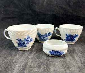 Royal Copenhagen Flores Azules Trenzadas Lote de 1 Salero 8233 y 3 Tazas 8040 8261 - Imagen 1 de 19