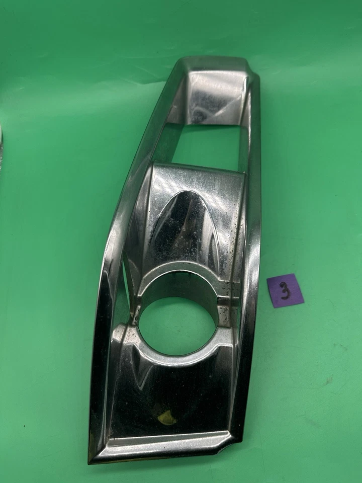 Bisel antiniebla delantero cromado Cadillac CTS 2009-2013 lado derecho OEM 15904575 Foto 1 de 4