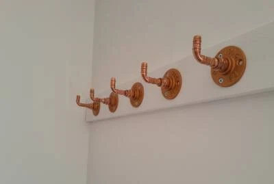 Ganchos industriales para revestimiento de pared de tubo de cobre de 10 mm montados en madera, elección de cera Foto 1 de 4