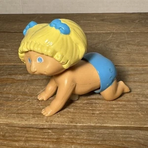Juguete de cuerda Tomy 1983 vintage bebé niña pañal azul y lazos para el cabello - Imagen 1 de 15
