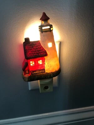 Enchufe de pared vintage de cerámica para faro rojo y blanco con sensor Foto 1 de 4