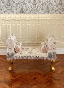 Puppenhaus Maßstab 1/12 George lll Fensterplatz in floralem Baumwollpopeline Stoff. - Bild 1 von 5