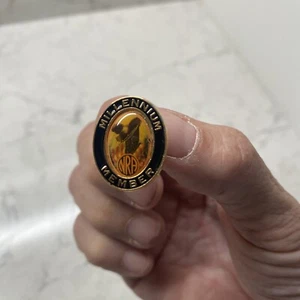 NRA Asociación Nacional del Rifle Miembro del Milenio Embrague Sombrero Trasero Solapa Pin - Imagen 1 de 4