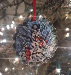 Nadelspitze SCHNEEMANN fertig hängend Weihnachtsschmuck kannelierter Tortenrahmen 3" Durchmesser - Bild 1 von 5