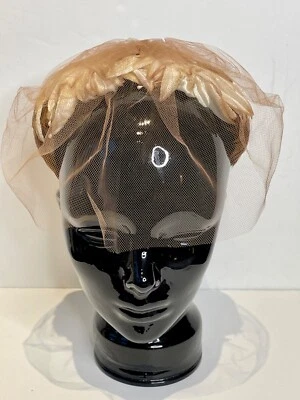 VTG 40'S-50'S LOVELY!! CREAM TAN BROWN FEATHERS FASCINATOR VEIL CALOT SMALL HAT - Image 1 of 4