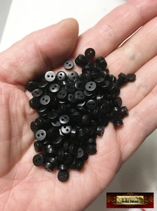 M00811-NEGRO MOREZMORE 50 Pequeños 6 mm 6 mm Miniatura Botones Muñeca Ropa - Imagen 1 de 1