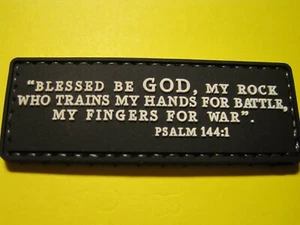 PARCHE GANCHO SALMO 144;1 "BENDITO SEA DIOS MI ROCA QUE ENTRENA MIS MANOS PARA LA BATALLA" - Imagen 1 de 12