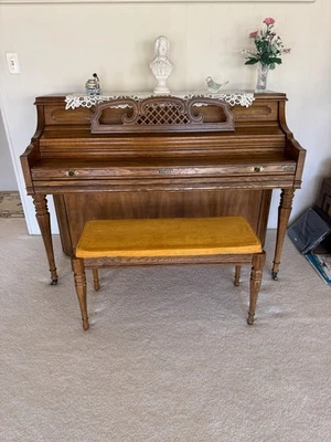 Piano - Marca Kimball - Tipo Espineta - Color Marrón - 88 Teclas - 3 Pedales Foto 1 de 4