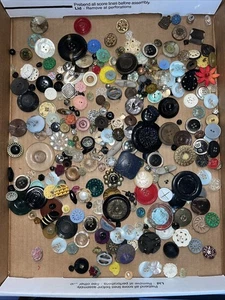 Botones vintage sueltos sin clasificar y varios como se muestra aproximadamente 1 libra coleccionando antiguos - Imagen 1 de 10
