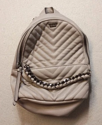 Mochila/cartera Victoria's Secret V-Quilt Mini City gris/negro correas ajustables Foto 1 de 4