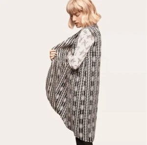 Chaleco Plumero Anthropologie Polilla Drapeado Jacquard Lana Algodón Negro Crema Mediano - Imagen 1 de 10