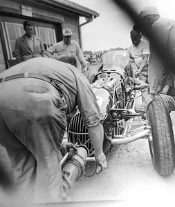 1952 Indy 500 Pit Crew Vorderradaufhängung - Garage Area Action Negativ - Bild 1 von 3
