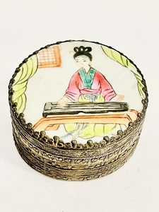 "ANTIGUA CAJA DE PASTILLAS PARA BARATIJA SATSUMA ERA MEIJI PINTADA A MANO ESCENA DE MÚSICO 2,25""" - Imagen 1 de 8