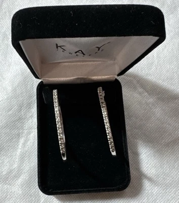 Pendientes tipo argolla de diamantes de 1 quilate de oro blanco de 10 quilates Foto 1 de 4