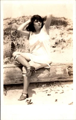 De colección RPPC Mujer en la Playa en Medias Redes Baño Belleza Postura Foto 1 de 2