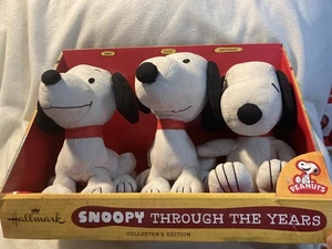 2012 Hallmark Peanuts Snoopy Through The Years 3-teiliges Plüschset UNBENUTZT 50er/70er/+ - Bild 1 von 4
