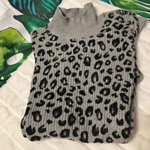 NWOT $50 Apt 9 Grey Medium Black Leopard Faux Layered Mock Neck Knit Sweater - Picture 1 of 9