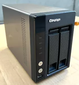 QNAP TS-221 Turbo NAS 2-Bay Marvell @2GHz 1GB Ram 16MB Flash I 2x HDD Cads NOPSU - Picture 1 of 3
