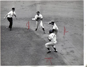 Foto de alambre de béisbol 1964, Ernie Banks, Joe Amalfitano, Chicago Cubs, Tom Haller - Imagen 1 de 2
