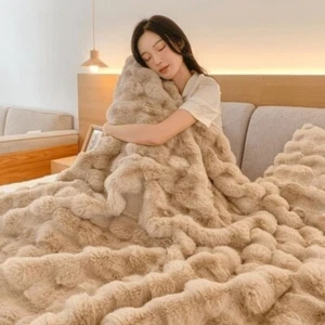 Luxurious Faux Fur Blanket Soft & Elegant Taupe Throw Blanket (130x160cm) - Picture 1 of 7