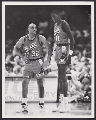 Charles Barkley and Manute Bol 1990, "Par de iconos de baloncesto" foto única Foto 1 de 2