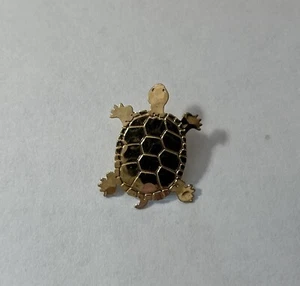 Vintage goldfarbene Meeresschildkröte Pin - Messing - gehämmert - signiert WBJ - Bild 1 von 8