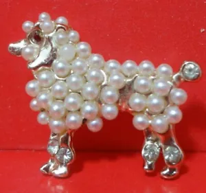 Spilla bavero cane barboncino tono oro con perle finte e strass - Foto 1 di 3