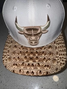 Chicago Bulls NBA Hat With Leather Visor - Picture 1 of 6