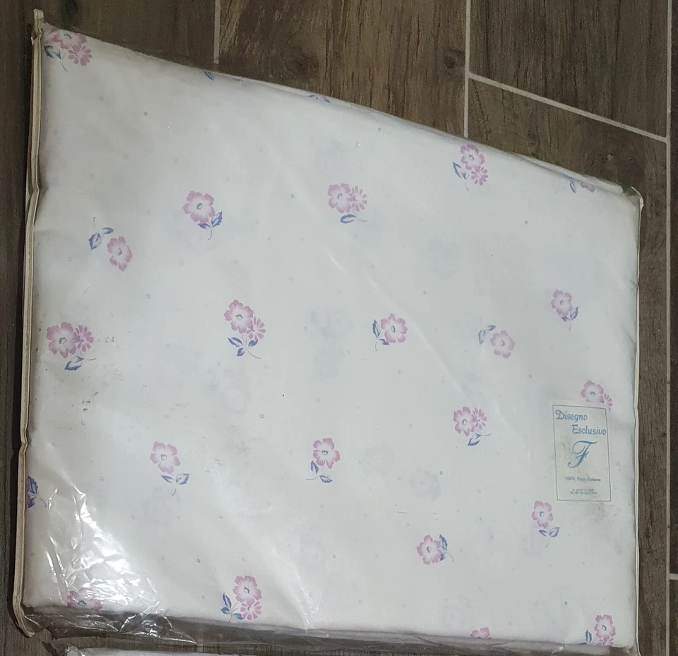 Lotto 2 Set Lenzuola Matrimoniale Cotone Bianco Ricamato E Microfibra Rosa - Immagine 1 di 2