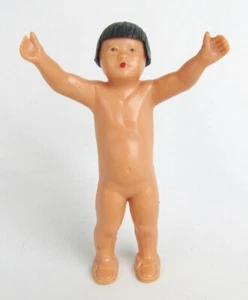 Vintage Zelluloid hawaiianisch asiatisch nackter Mann stehend mit erhobenen Armen 5 1/2" Puppe - Bild 1 von 8