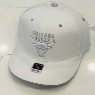 Gorra Reebok Chicago Bulls NBA NUEVA ajustada 7 3/4 RARA BLANCA SOBRE BLANCA De colección Y2K Foto 1 de 4