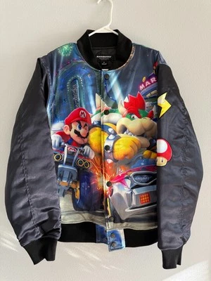 NOVA Jaqueta de Cetim Mario Kart Nintendo DeKryptic - Média - Imagem 1 de 3