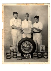 8x10 Photograph Original Service Station Attendants 1940 YALE TIRES & RICHFIELD - Picture 1 of 1