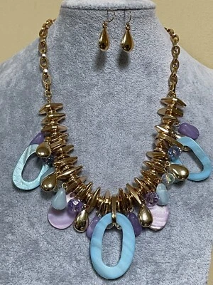 Conjunto collar cuentas tono oro gotas concha y cristal azul y lavanda Foto 1 de 3